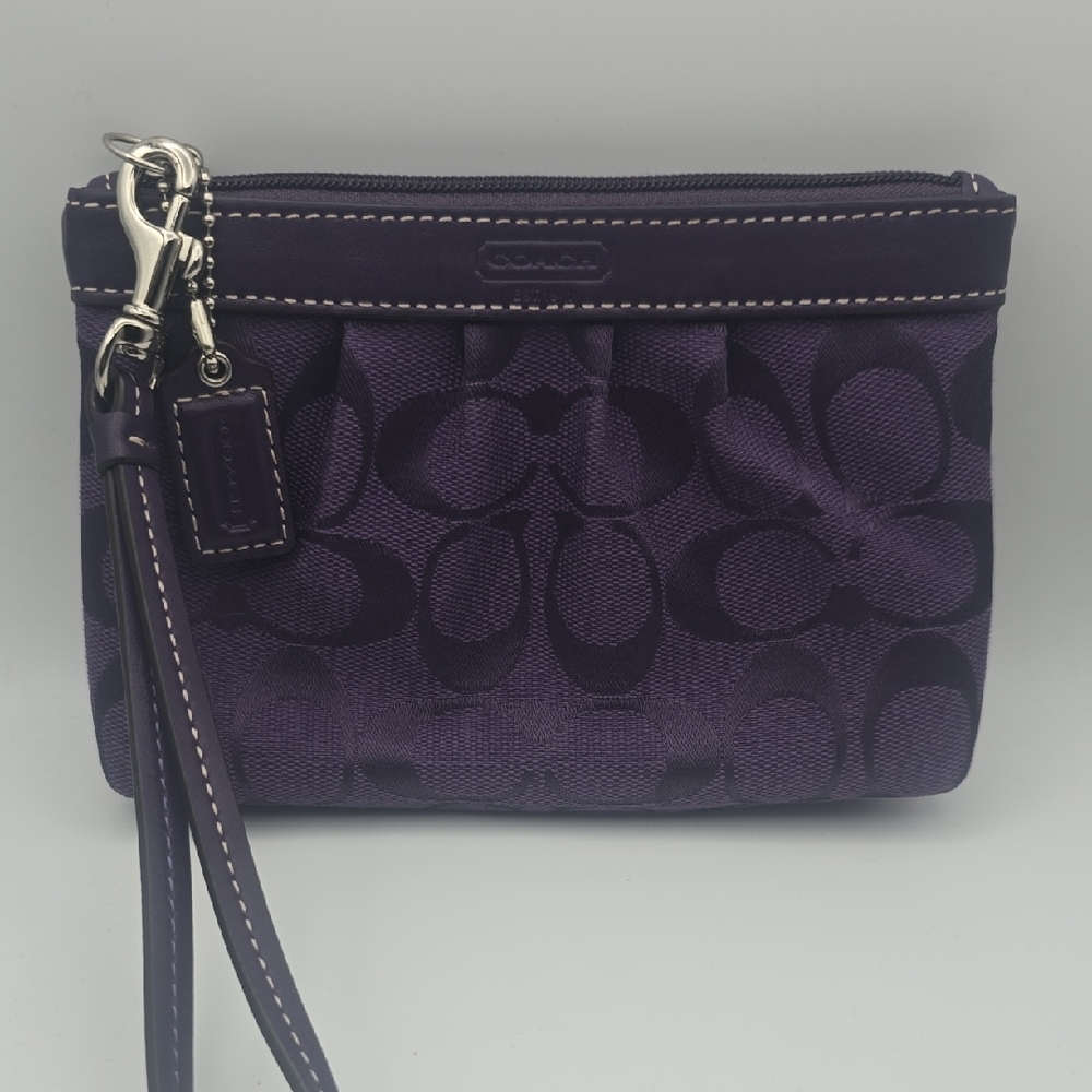 Coach Purple Signiture Monogram W/ Silver Hardware Wristlet W/ Hang Tag (NWOT)💜 - Picture 2 of 9